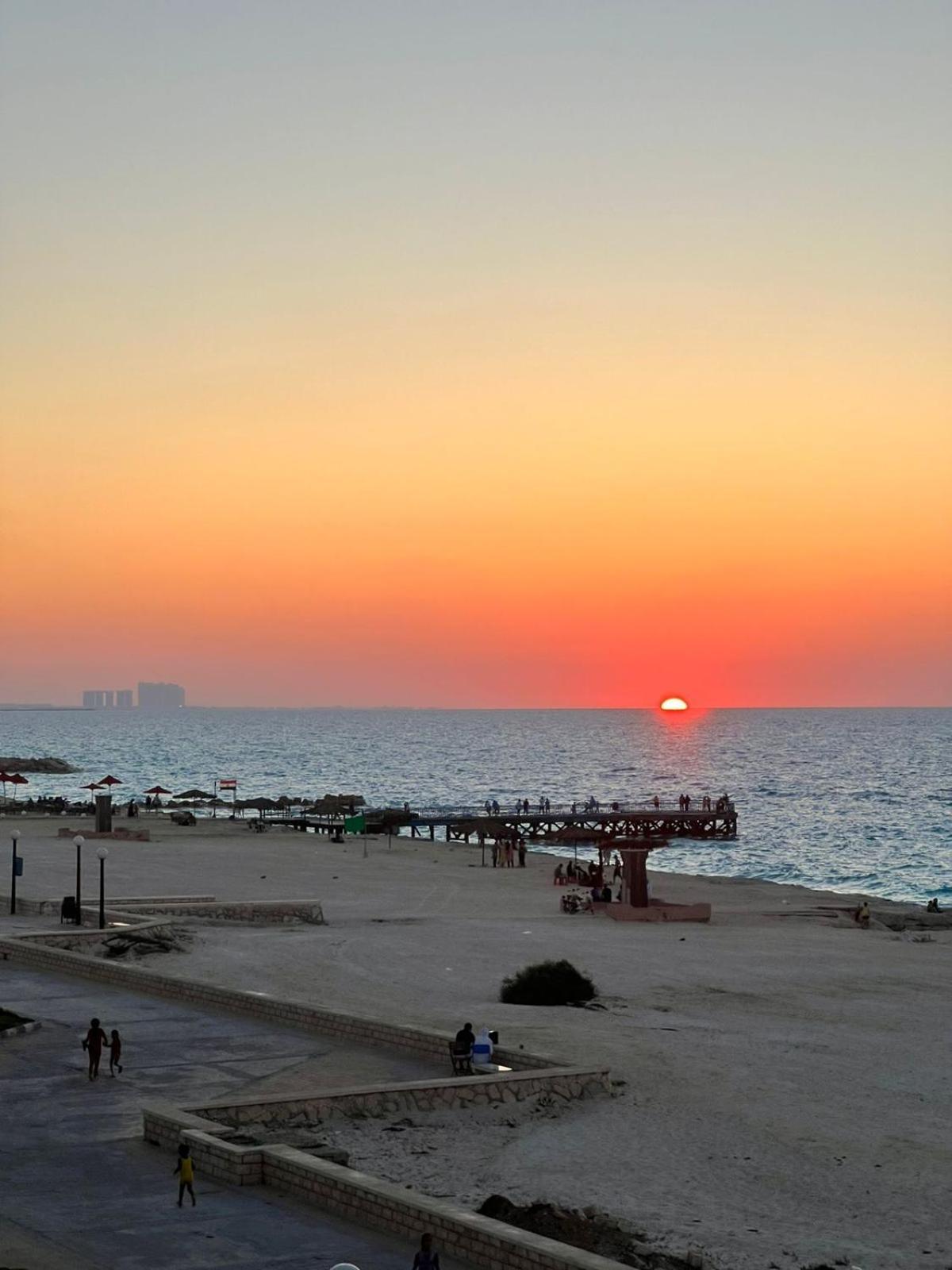 Beachfront Chalet In Green Beach, North Coast Villa El Alamein Bagian luar foto